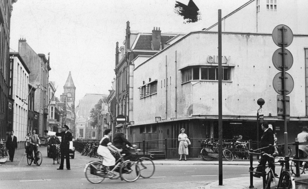 De Drift te Utrecht, vanaf de Voorstraat, met rechts de bioscoop City Theater (Voorstraat 89).