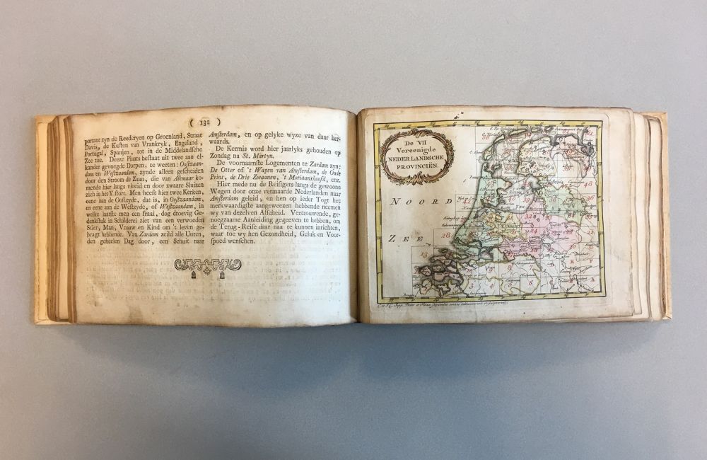 Een kaart met een stukje geografie in de 'Nieuwe geographische Nederlandsche Reise- en Zak-atlas' (1779), de kaart is vermoedelijk getekend door de vader van de uitgever: Christiaan Sepp. Hij stond in Amsterdam bekend om zijn nauwkeurige en gedetailleerde zee- en landkaarten.