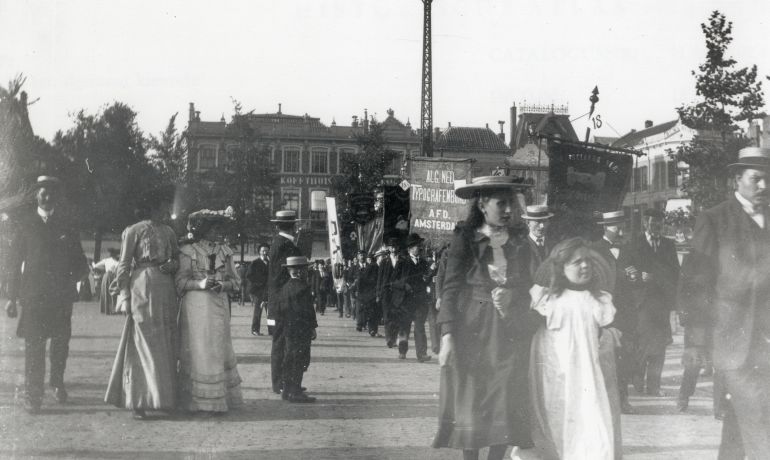 Afbeelding van, vermoedelijk, deelnemers aan de landelijke demonstratie voor Algemeen Kiesrecht die te Utrecht werd gehouden; op de achtergrond de noordelijke gevelwand van het Vredenburg.