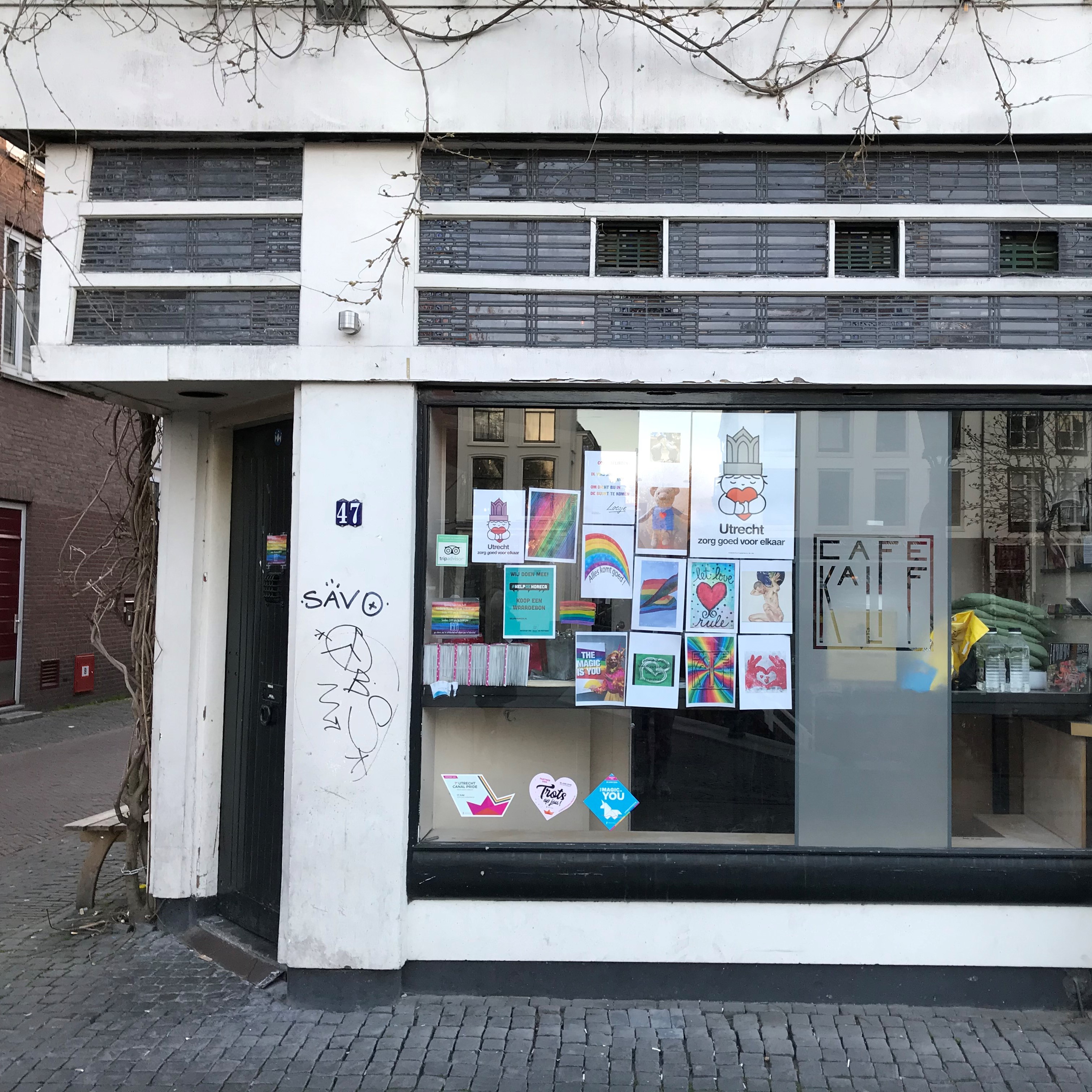 Etalage van Café Kalff met tekeningen om Utrechters een hart onder de riem te steken. P. Notermans, 4 april 2020. Coronacollectie HUA.