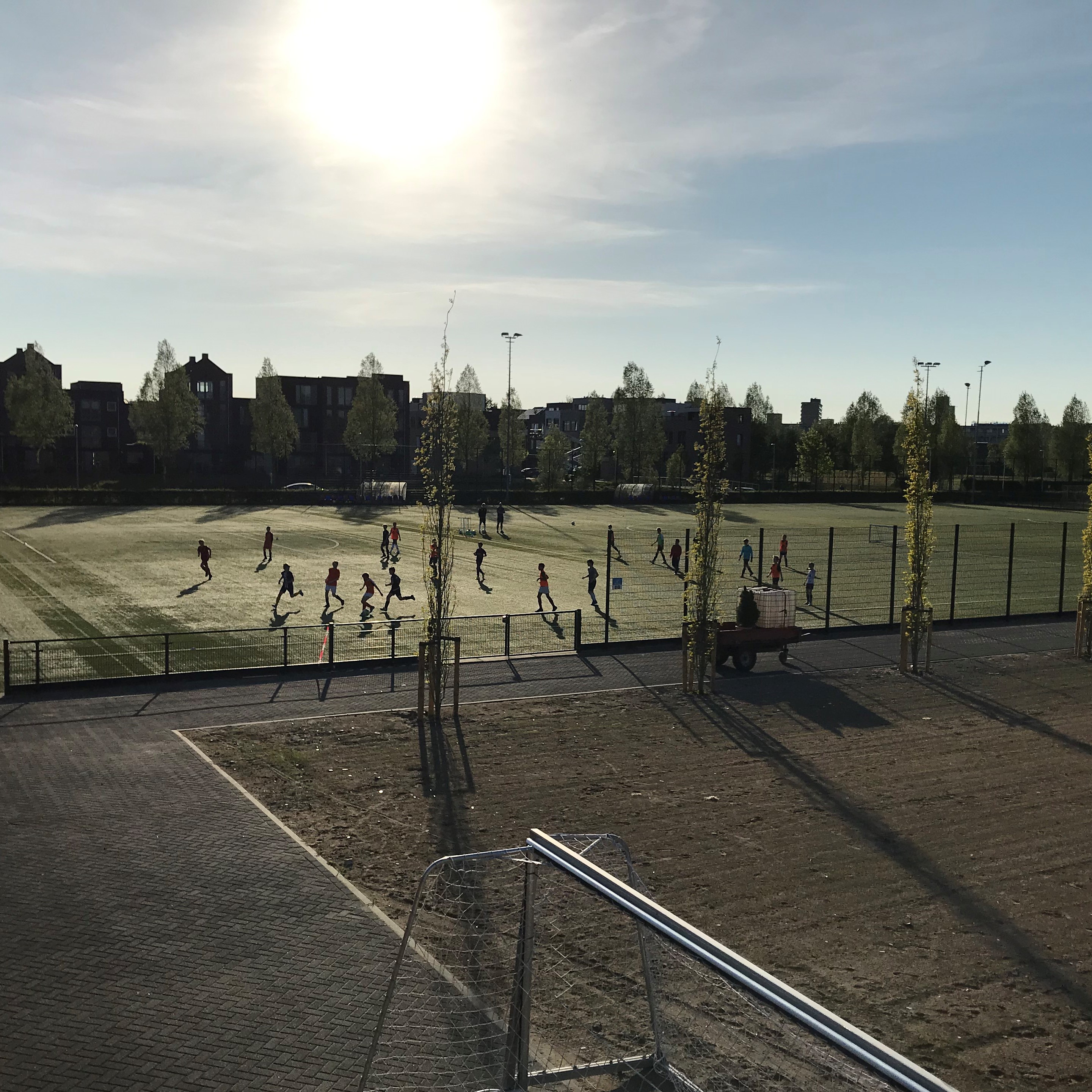 Na versoepeling van de maatregelen mogen kinderen tot 18 jaar weer sporten op de buitenvelden van voetbalvereniging Sporting '70. P. Notermans, 6 mei 2020. Coronacollectie HUA.