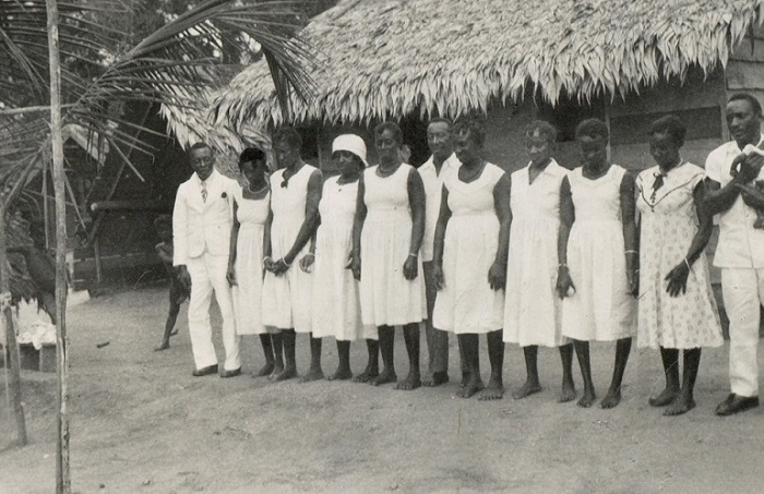 Evangelische dorpelingen in witte kleding